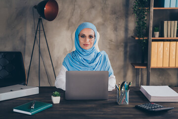 Photo of leader young strict lady write laptop wear eyewear headscarf shirt indoors at home workshop