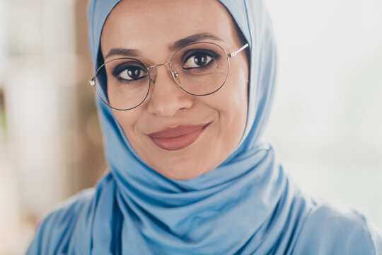 Cropped photo of young attractive arabian woman wear glasses good mood agent leader occupation indoors