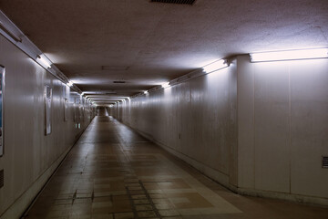 Empty dark underground passage　無人の暗い地下通路