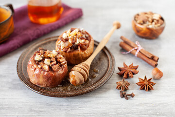 Baked winter apples with raisins, almonds and honey
