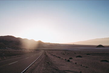 cae el sol en las montañas
