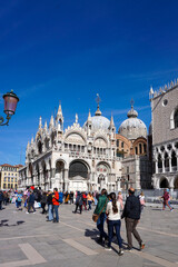Obraz premium tourists enjoy visiting the Piazza San Marco and the Doge's Palace in the heart of Venice