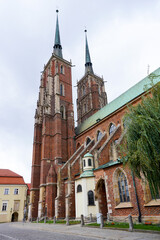 Fototapeta na wymiar view of the cathedral in historic downtown of Wroclaw