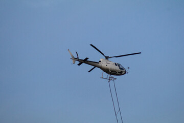a helicopter in the air / ein Helikopter über dem Wald