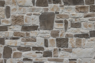 Mur de pierres aux coloris variés