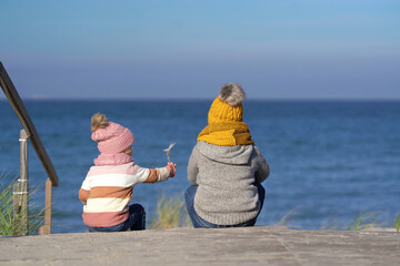 zwei Kinder am Strand