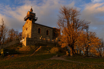 Wschód słońca na szczycie góry Ślęży k.wrocławia. Kościół na Ślęży. Sunrise one the mountian Ślęża - obrazy, fototapety, plakaty