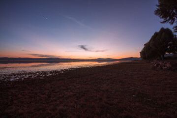 Obraz premium Dusk by the lake Cuitzeo