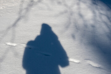 Menschliche Silouette auf schneebedecktem Untergrund