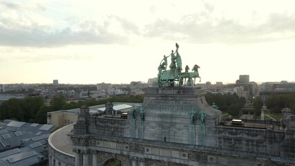 Parallax of bronze sculpture atop Arc de Triomphe in Brussels - Powered by Adobe