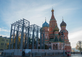 Obraz premium Restoration of the monument to Minin and Pozharsky near St. Basil's Cathedral on Red Square in Moscow