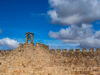 Muralla y campana del castillo de Trujillo en Cáceres