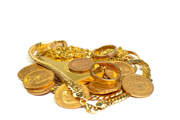 Goldschmuck, Goldmünzen und Goldbarren vor weißem Hintergrund