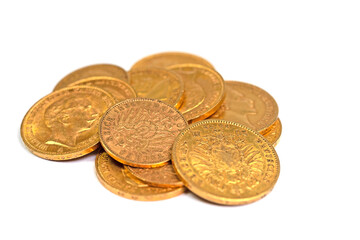 Alte Goldmünzen vor weißem Hintergrund