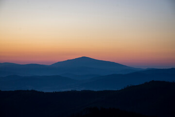 Szczyt góry w kolorach wschodu słońca w Beskidach - Mountain top in the colors of sunrise in the...