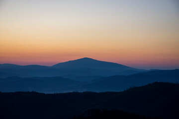 Obraz premium Szczyt góry w kolorach wschodu słońca w Beskidach - Mountain top in the colors of sunrise in the Beskids