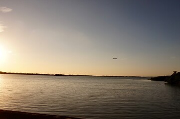 沖縄県宮古島　秋の夕凪　海景　飛行機