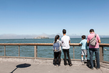 Touristen blicken auf die Gefängnisinsel Alcatraz in der San Francisco Bay in Kalifornien