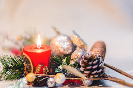 Centro tavola con candela. Decorazione di natale.