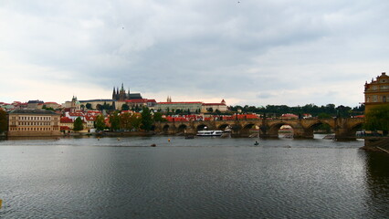 Prag, Tschechien: Die Karlsbrücke bei schlechtem Wetter