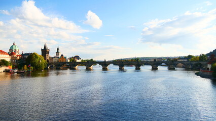 Prag, Tschechien: Die Karlsbrücke überspannt die Moldau