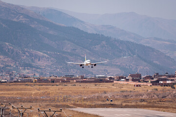 Avión aterrizando en Cusco, Aeropuerto Internacional Alejandro Velasco Astete.
