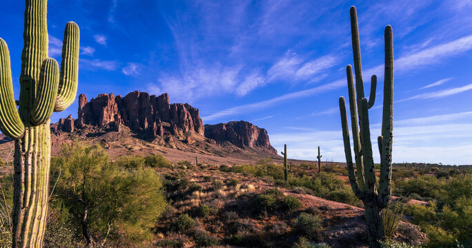The Superstition Mountains in Arizona © Ethan