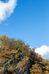 Fototapeta na wymiar Felsen vor Himmel mit Vegetation