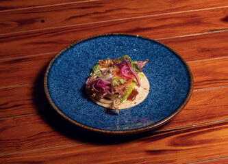 Taco de jaiba desnuda del pacífico con aguacate y cebolla morada, seafood platillo Mexicano de mar 