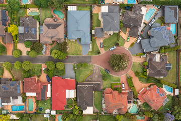 Aerial view of residential houses, gardens and swimming pools on a quiet cul-de-sac in the suburb of Kellyville in Sydney, Australia. - obrazy, fototapety, plakaty
