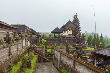Obraz premium Pagodas in the Pura Besakih temple on the slopes of Mount Agung in eastern Bali in Indonesia on a rainy day