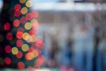 全体をぼかした、屋外に置かれたクリスマスツリー