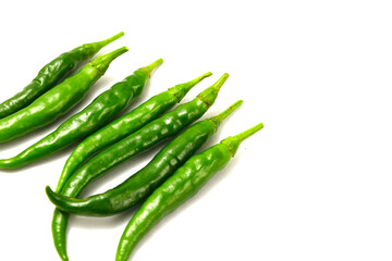 白背景の青唐辛子　コピースペースあり Green chili peppers (chile verde) on white background with copy space