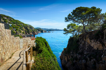 Plage et promenade à la crique de Sant Francesc à Blanes en Espagne