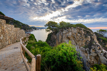 Plage et promenade à la crique de Sant Francesc à Blanes en Espagne