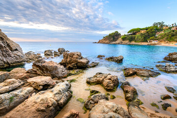Plage et promenade à la crique de Sant Francesc à Blanes en Espagne
