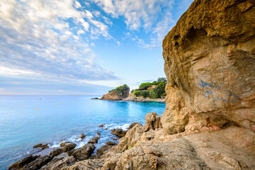 Plage et promenade à la crique de Sant Francesc à Blanes en Espagne