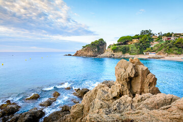 Plage et promenade à la crique de Sant Francesc à Blanes en Espagne