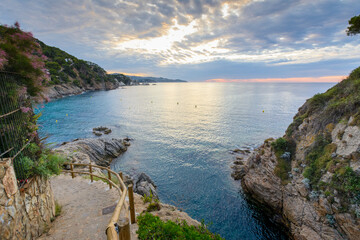 Plage et promenade à la crique de Sant Francesc à Blanes en Espagne
