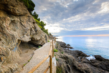 Plage et promenade à la crique de Sant Francesc à Blanes en Espagne