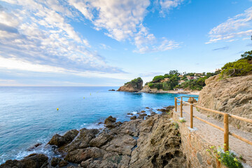 Plage et promenade à la crique de Sant Francesc à Blanes en Espagne
