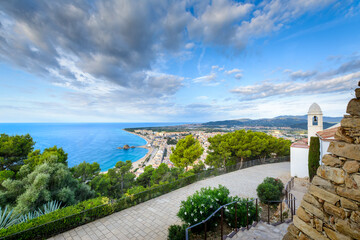 Fototapeta premium Plage et ville de Blanes vu depuis le chateau de Sant Joan