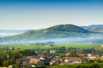 Fototapeta na wymiar Le Mont Brouilly, et les villages de Cercié et Morgon, Beaujolais, France