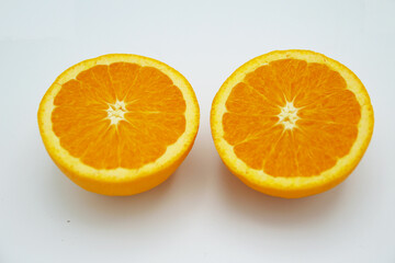 白い背景に置かれた半分にカットされたオレンジ