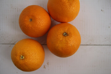 白い背景に置かれたオレンジ