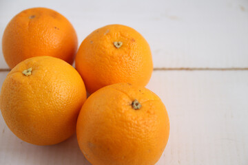 白い背景に置かれたオレンジ