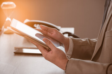 Obraz premium Businessman using digital tablet PC at workplace. Business apps concept, close up view.