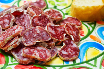 スペイン伝統の白カビサラミ　フエ コピースペースあり　Fuet, a traditional Spanish sausage with copy space