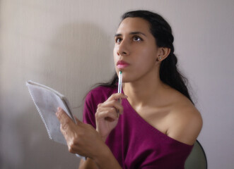 Mujer con pluma y cuaderno