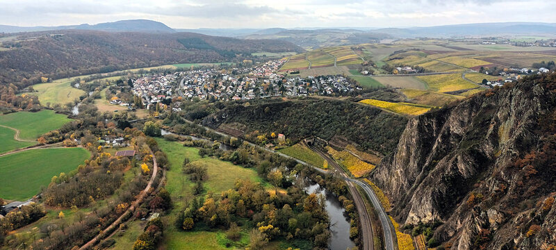 Blick auf den Fluss Nahe und die Nahe-Region vom Rotenfels bei Bad Kreuznach im Herbst vom Premium-Wanderweg Classic-Tour Rotenfels